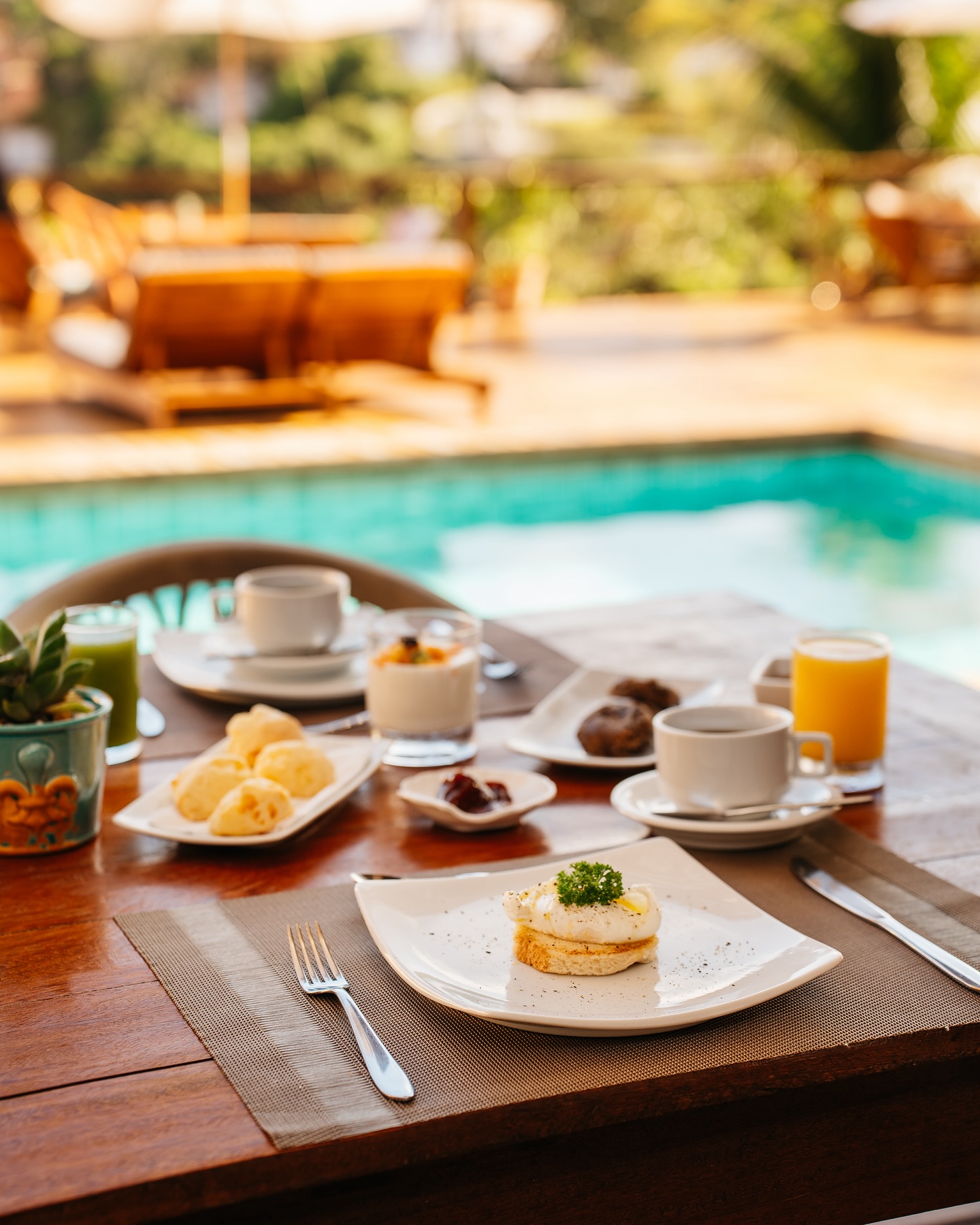 Café da manhã servido na piscina do Jubarte