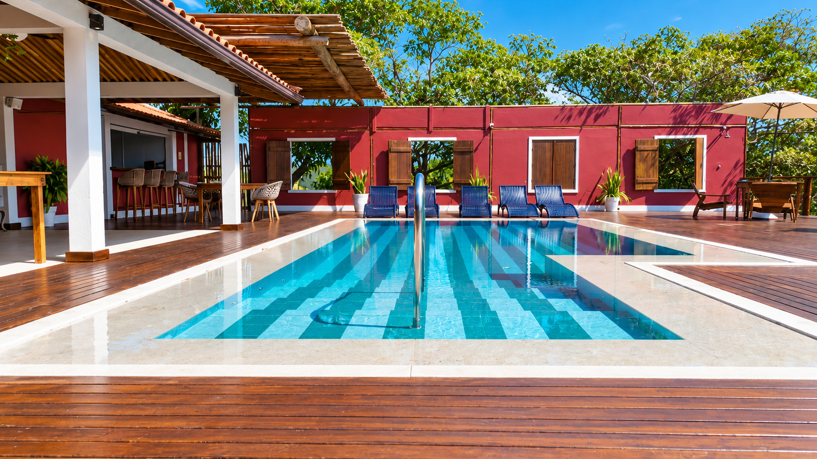 Piscina climatizada e deck do Jubarte